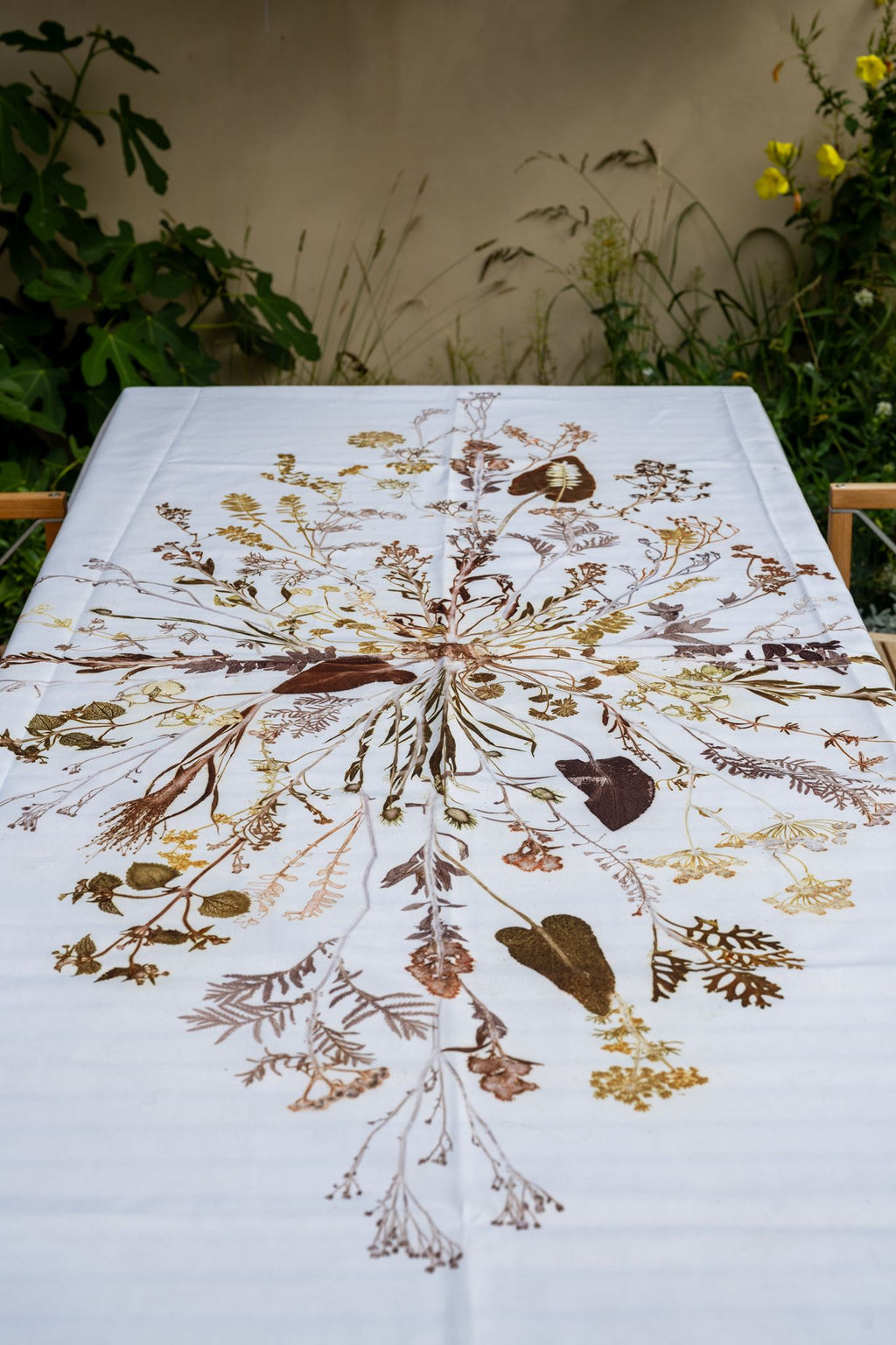VON LINNÉ, Table Linen, Line of Leaves, Rusty Terracotta