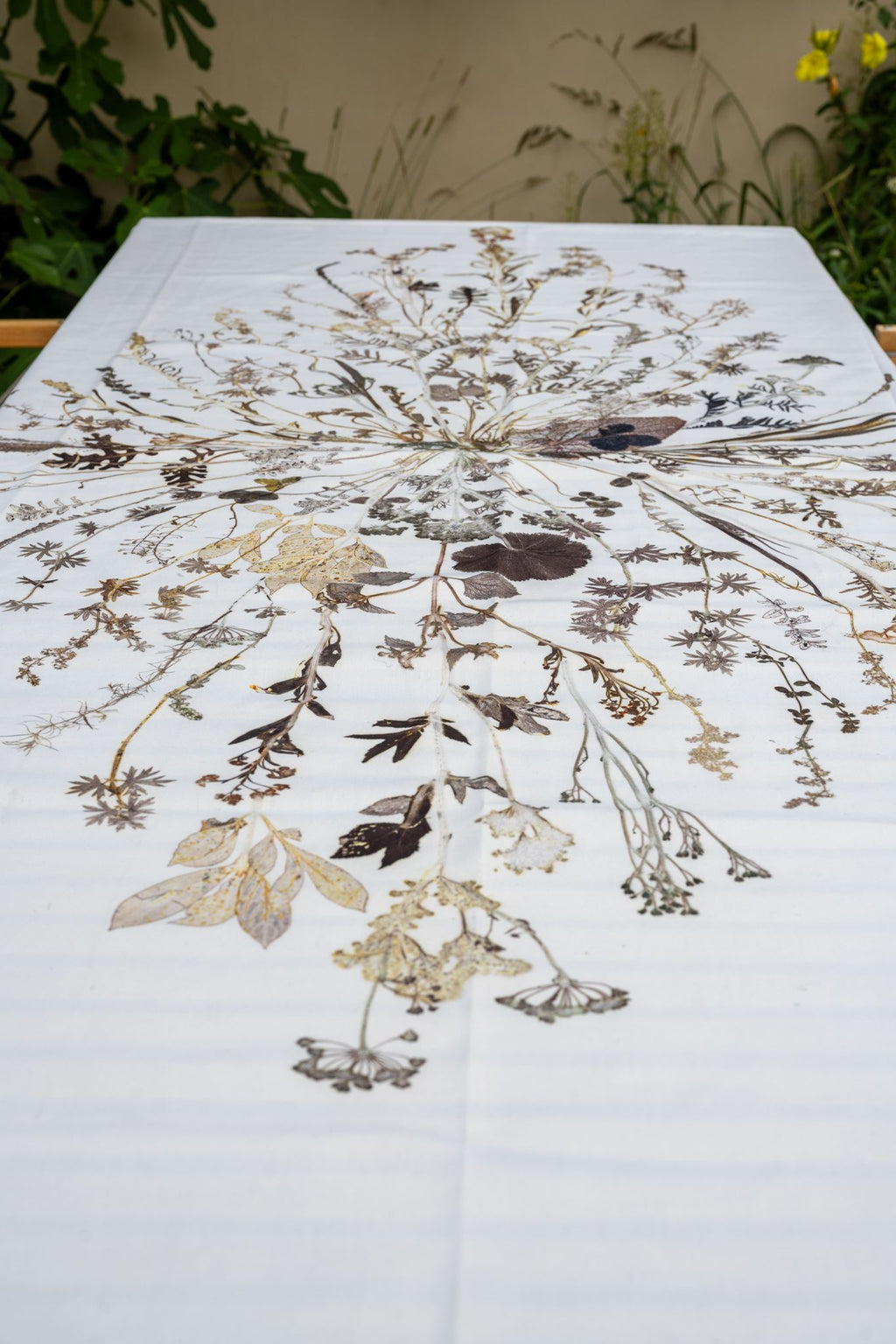 VON LINNÉ, Table Linen, Center Piece, Pale Purple