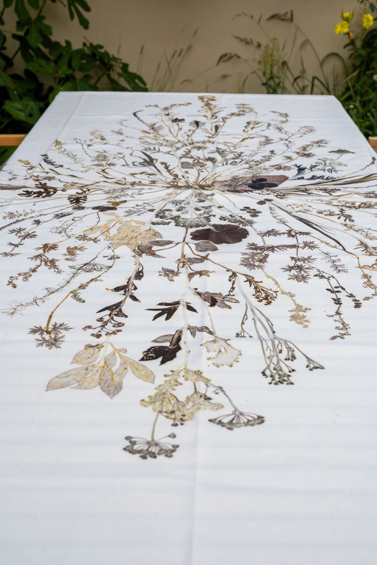 VON LINNÉ, Table Linen, Center Piece, Pale Purple