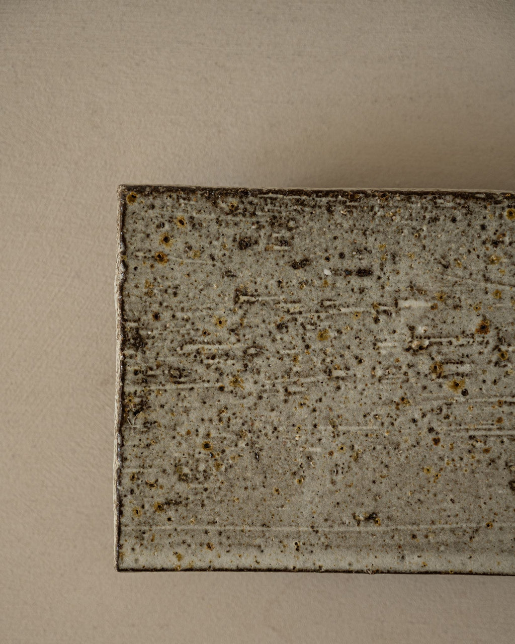 Roxy, Tray on Piedestal, Grey