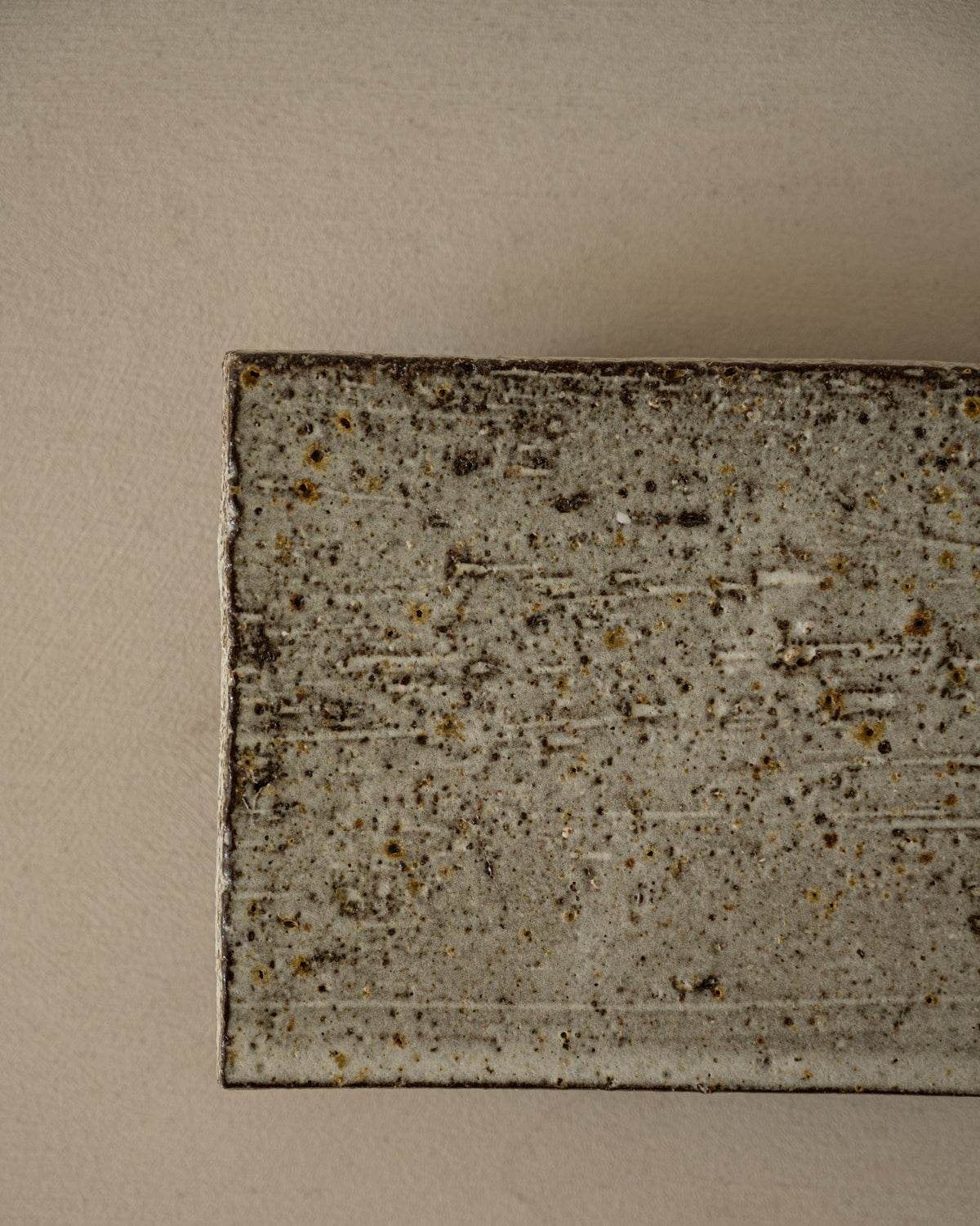 Roxy, Tray on Piedestal, Grey