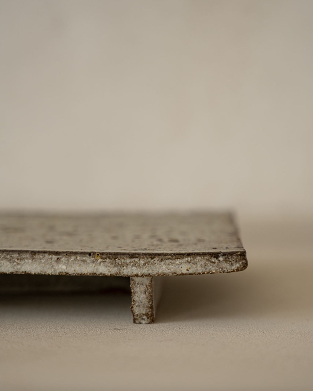 Roxy, Tray on Piedestal, Grey