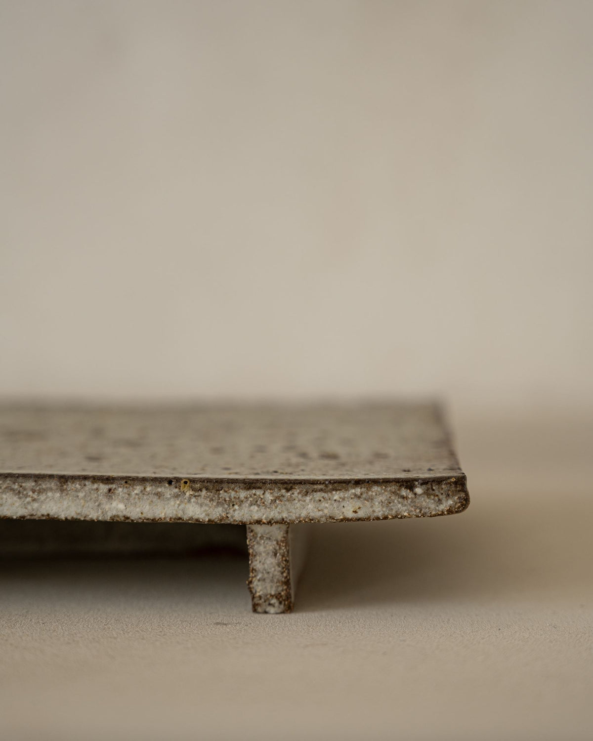 Roxy, Tray on Piedestal, Grey