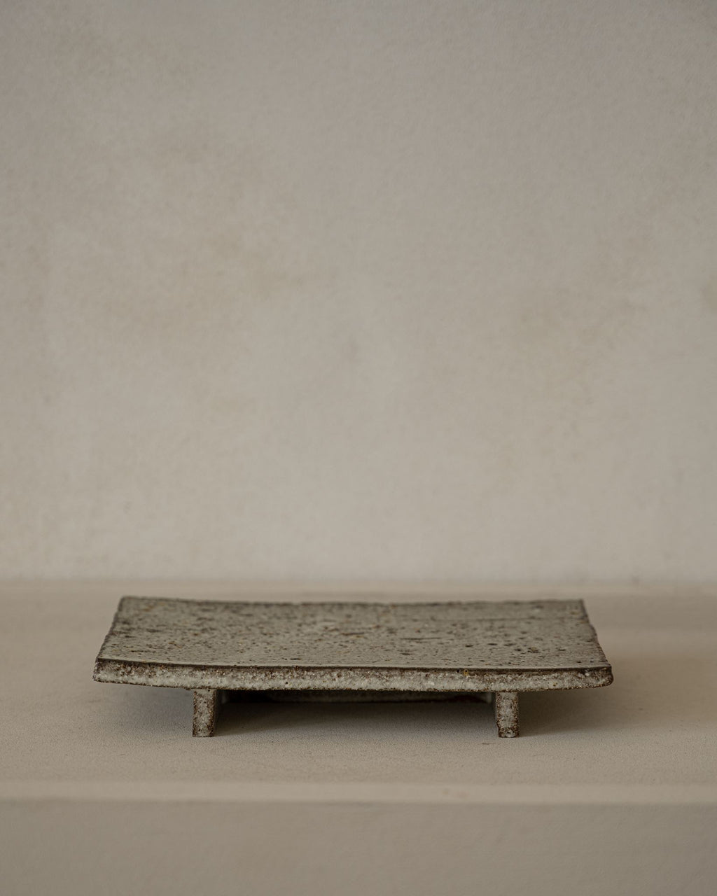Roxy, Tray on Piedestal, Grey