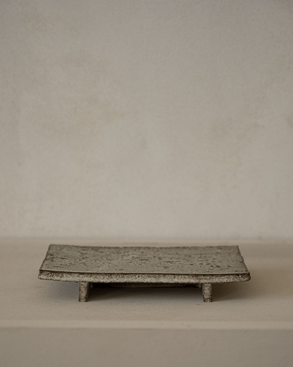 Roxy, Tray on Piedestal, Grey