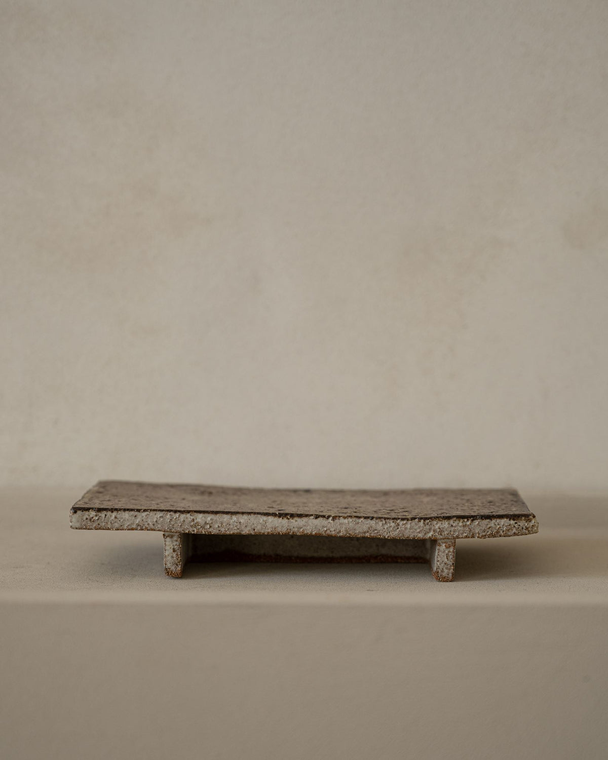 Roxy, Tray on Piedestal, Mottled Brown