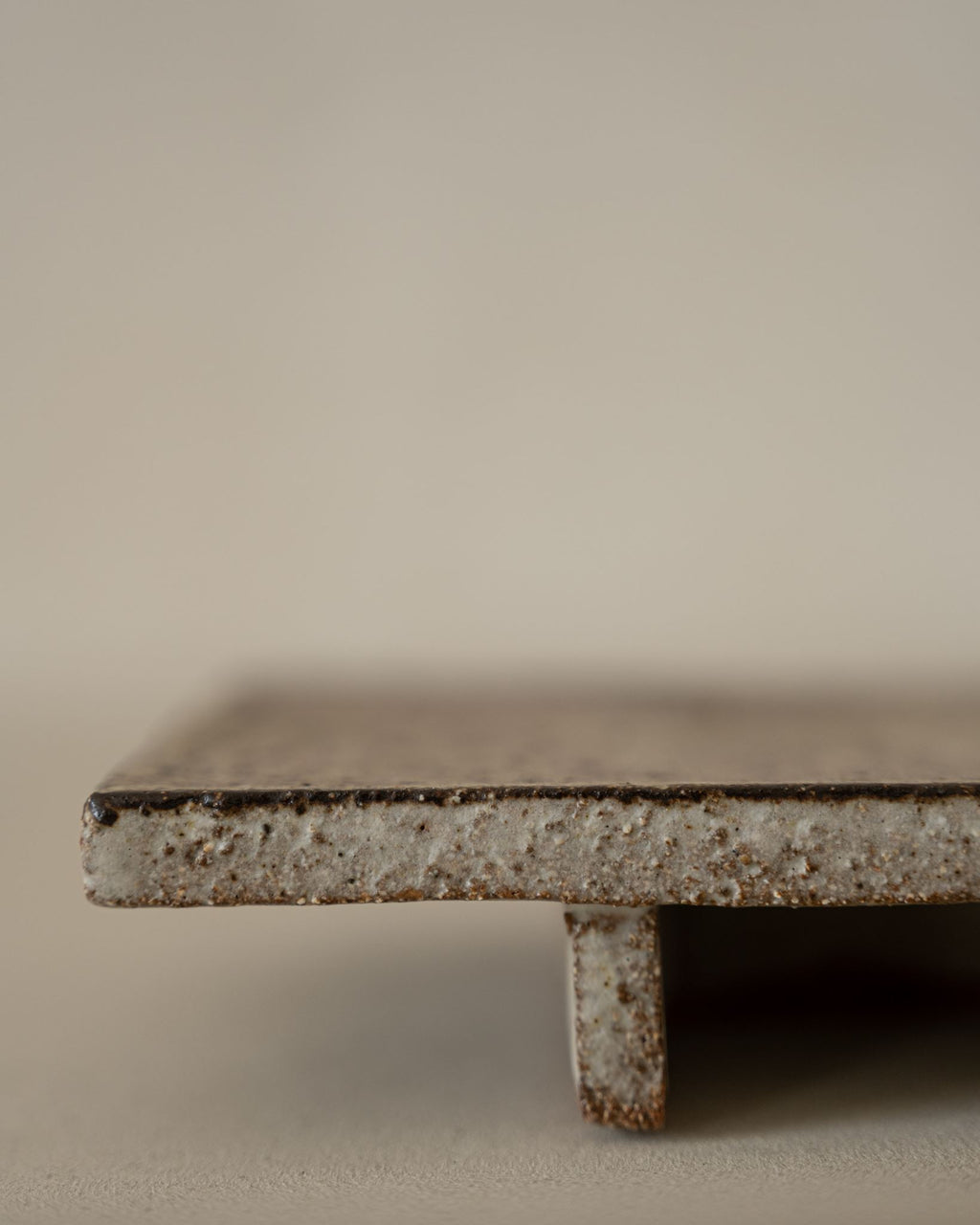 Roxy, Tray on Piedestal, Mottled Brown