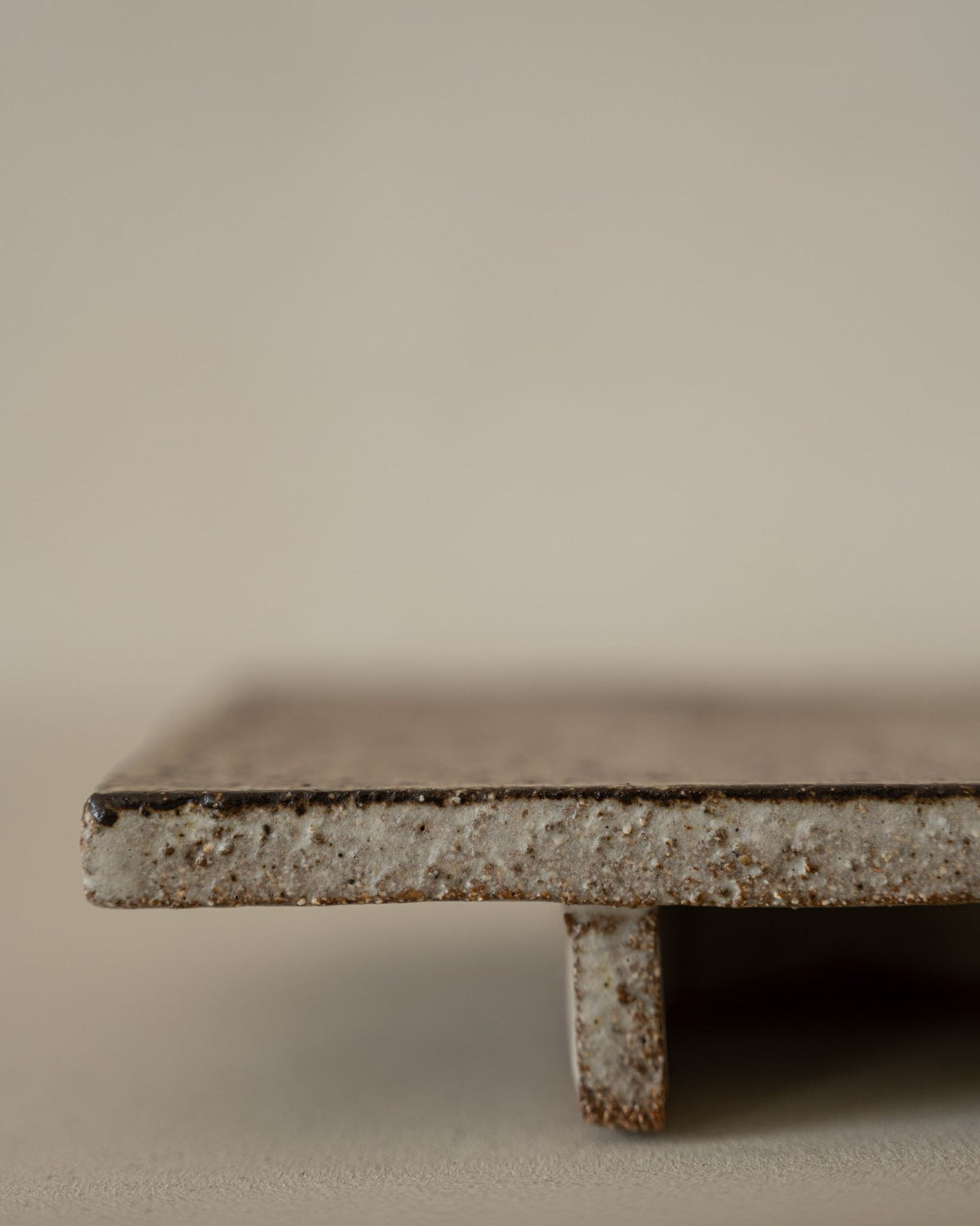 Roxy, Tray on Piedestal, Mottled Brown