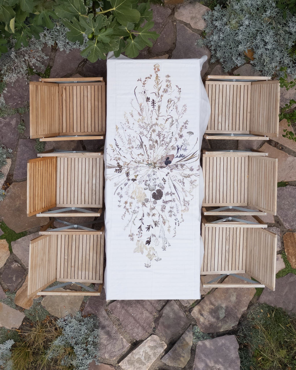 VON LINNÉ, Table Linen, Center Piece, Pale Purple