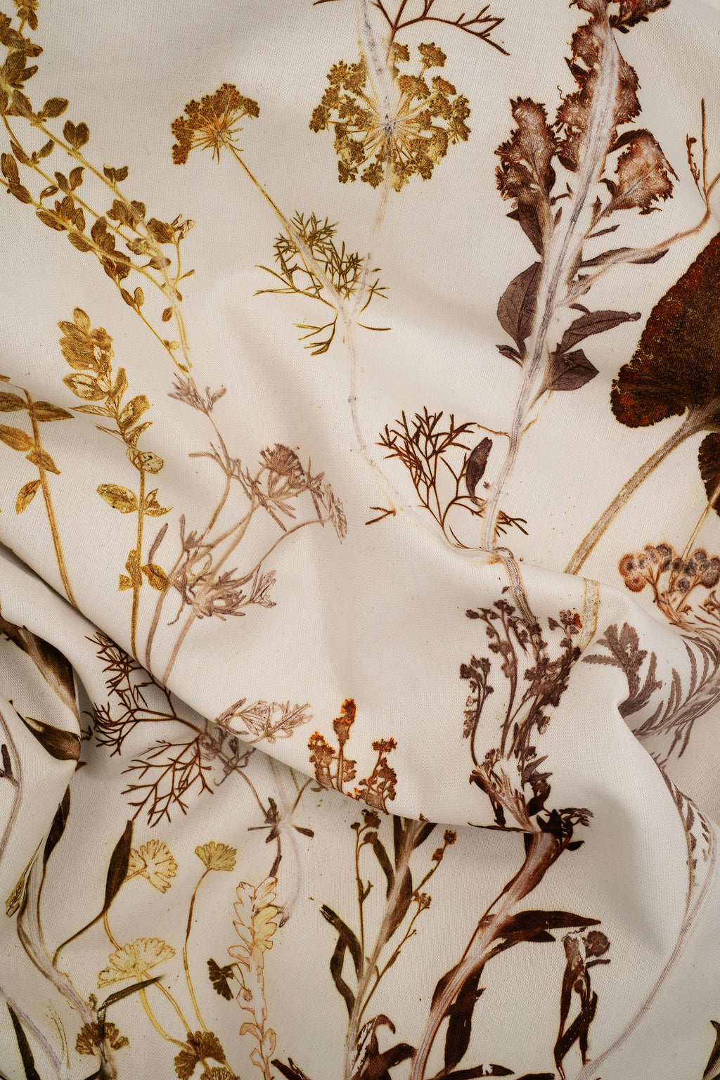 VON LINNÉ, Table Linen, Line of Leaves, Rusty Terracotta