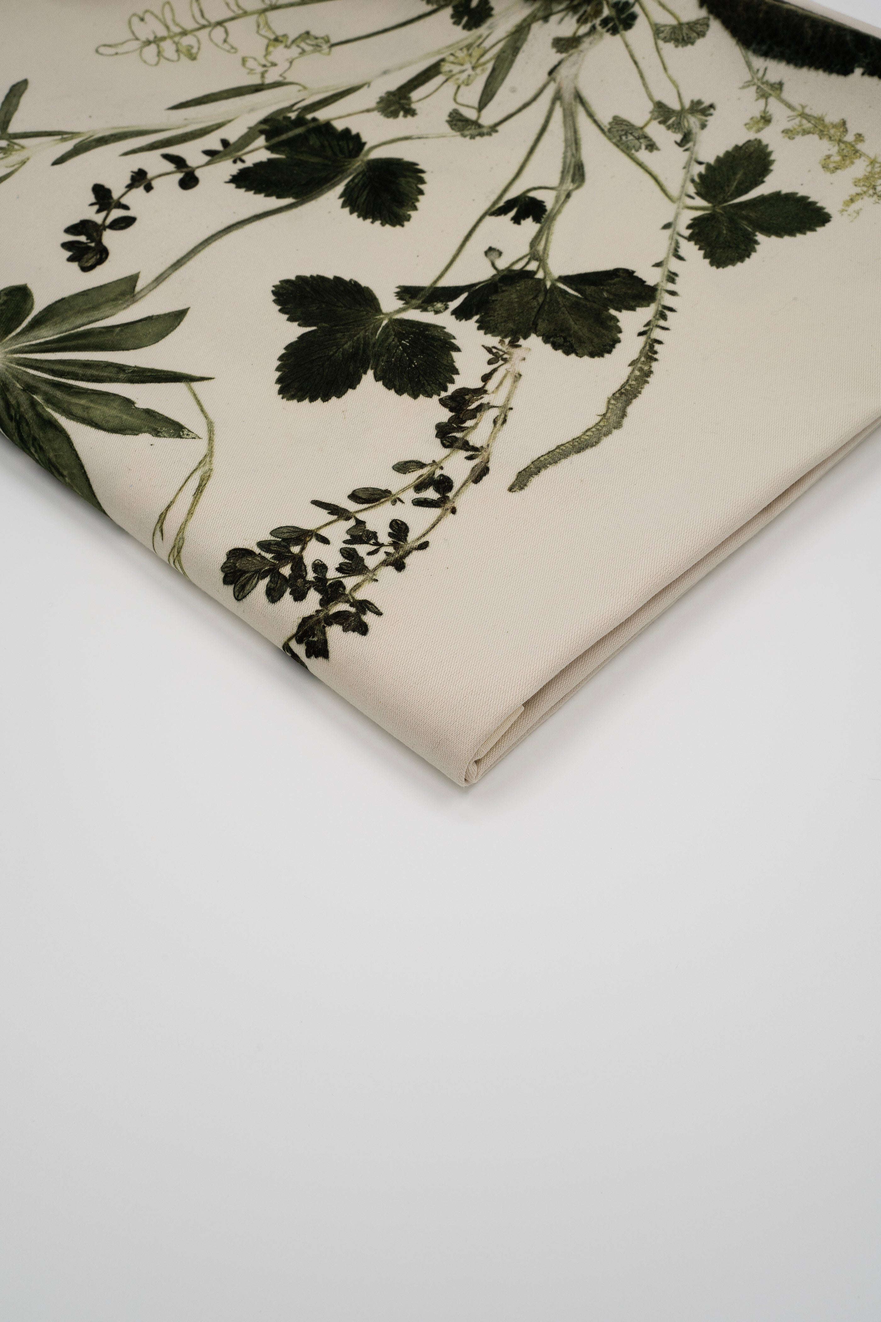 VON LINNÉ, Table Linen, Center Piece, Emerald Green