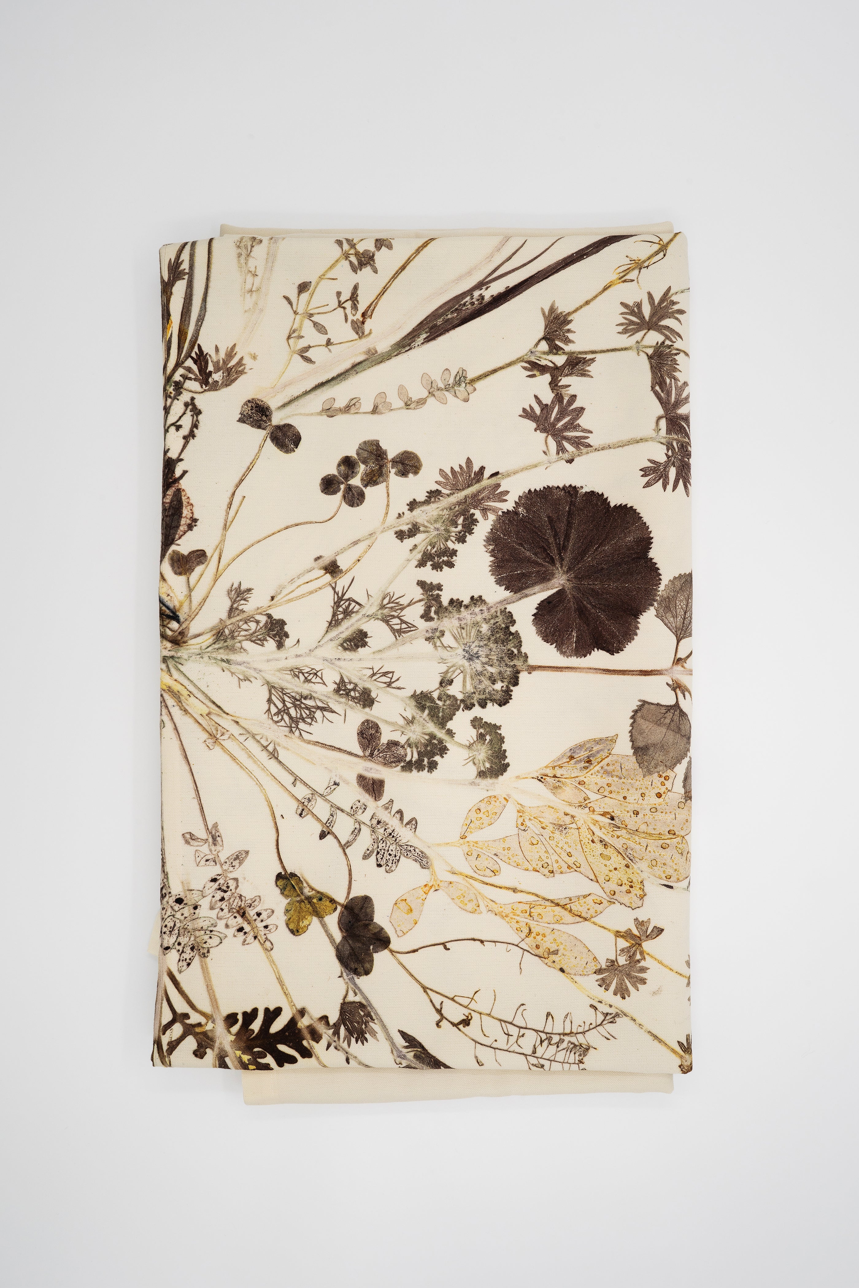 VON LINNÉ, Table Linen, Center Piece, Pale Purple