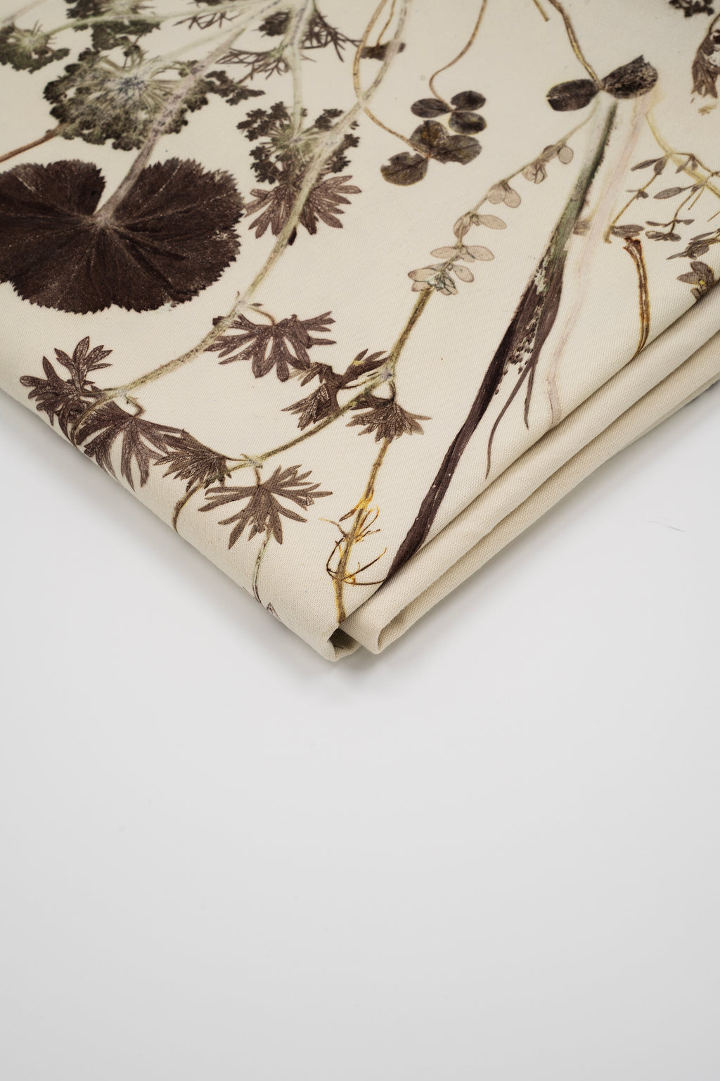 VON LINNÉ, Table Linen, Center Piece, Pale Purple