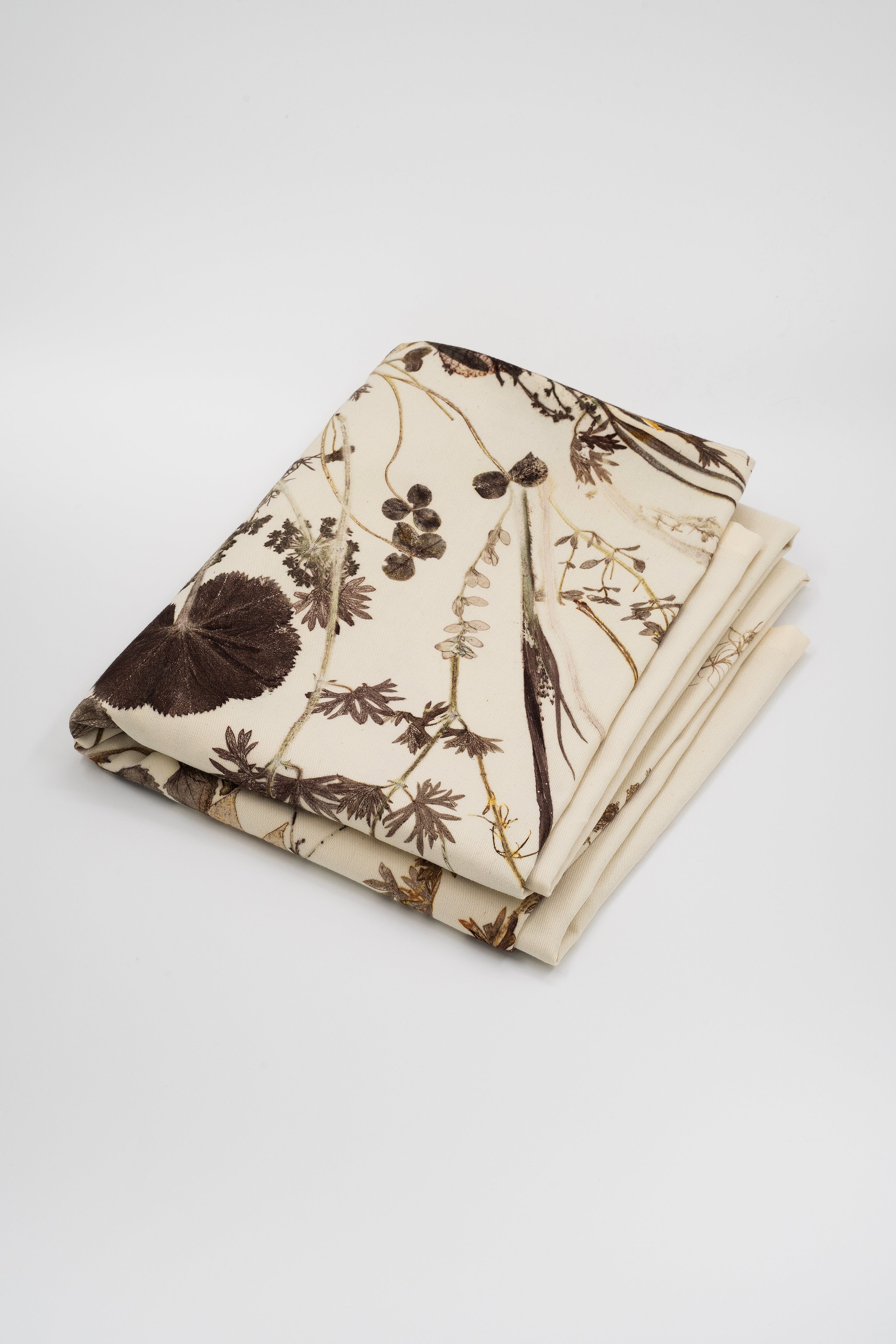 VON LINNÉ, Table Linen, Center Piece, Pale Purple