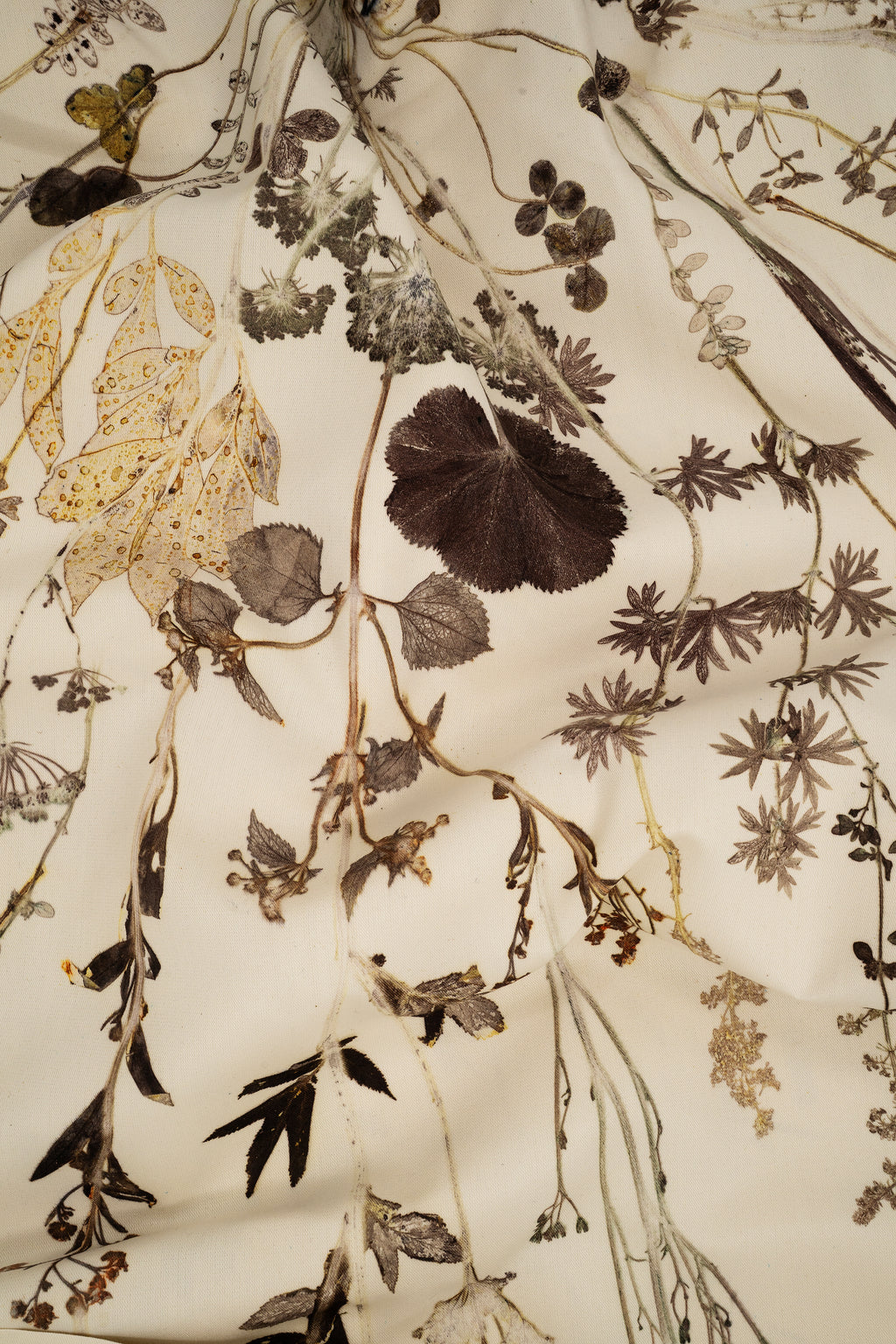 VON LINNÉ, Table Linen, Center Piece, Pale Purple