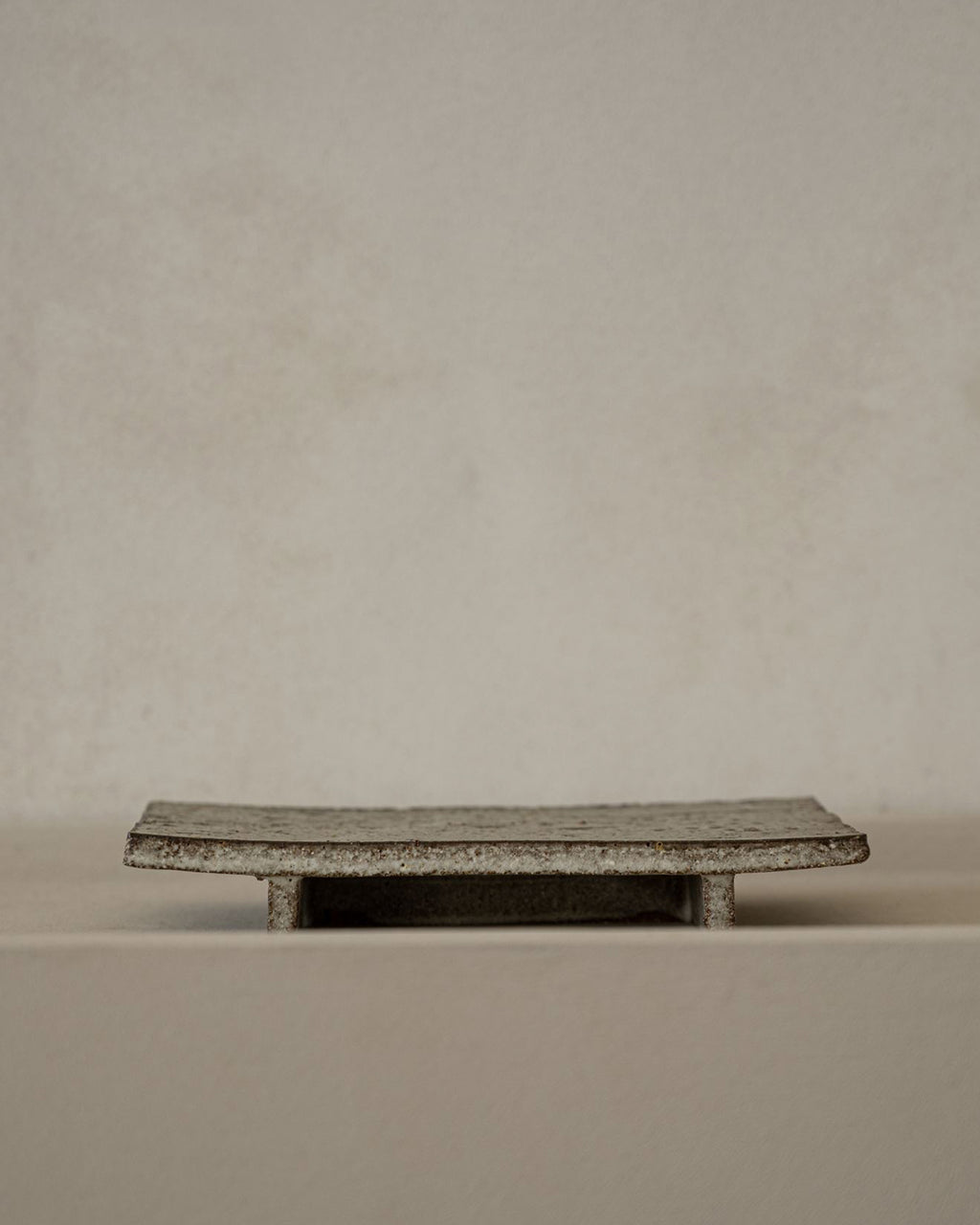 Roxy, Tray on Piedestal, Grey