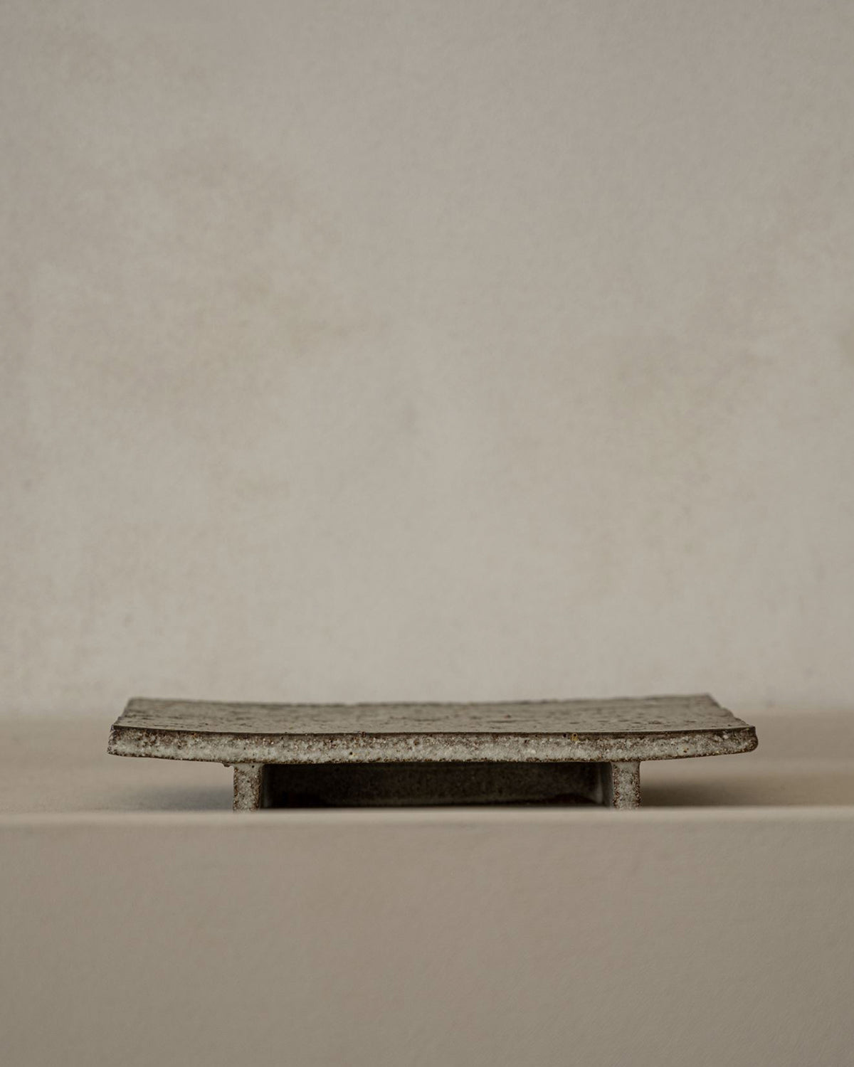 Roxy, Tray on Piedestal, Grey