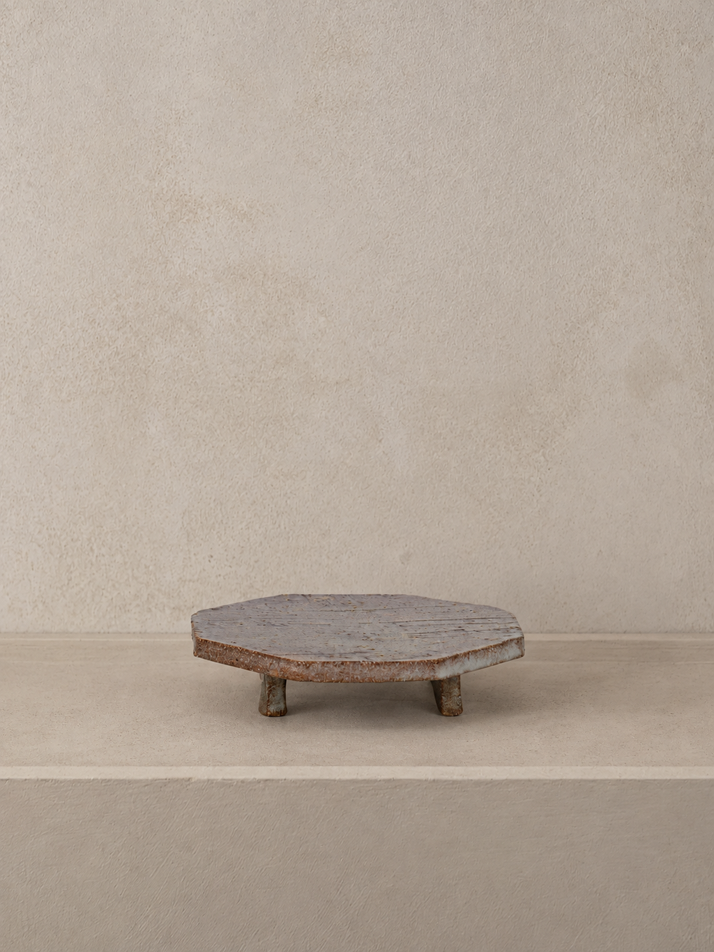 Roxy, Tray on Piedestal, 02, Mottled Brown