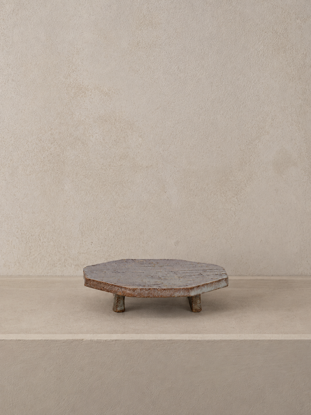 Roxy, Tray on Piedestal, 02, Mottled Brown
