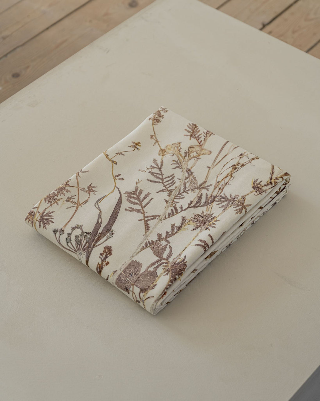 VON LINNÉ, Table Linen, Center Piece, Pale Purple