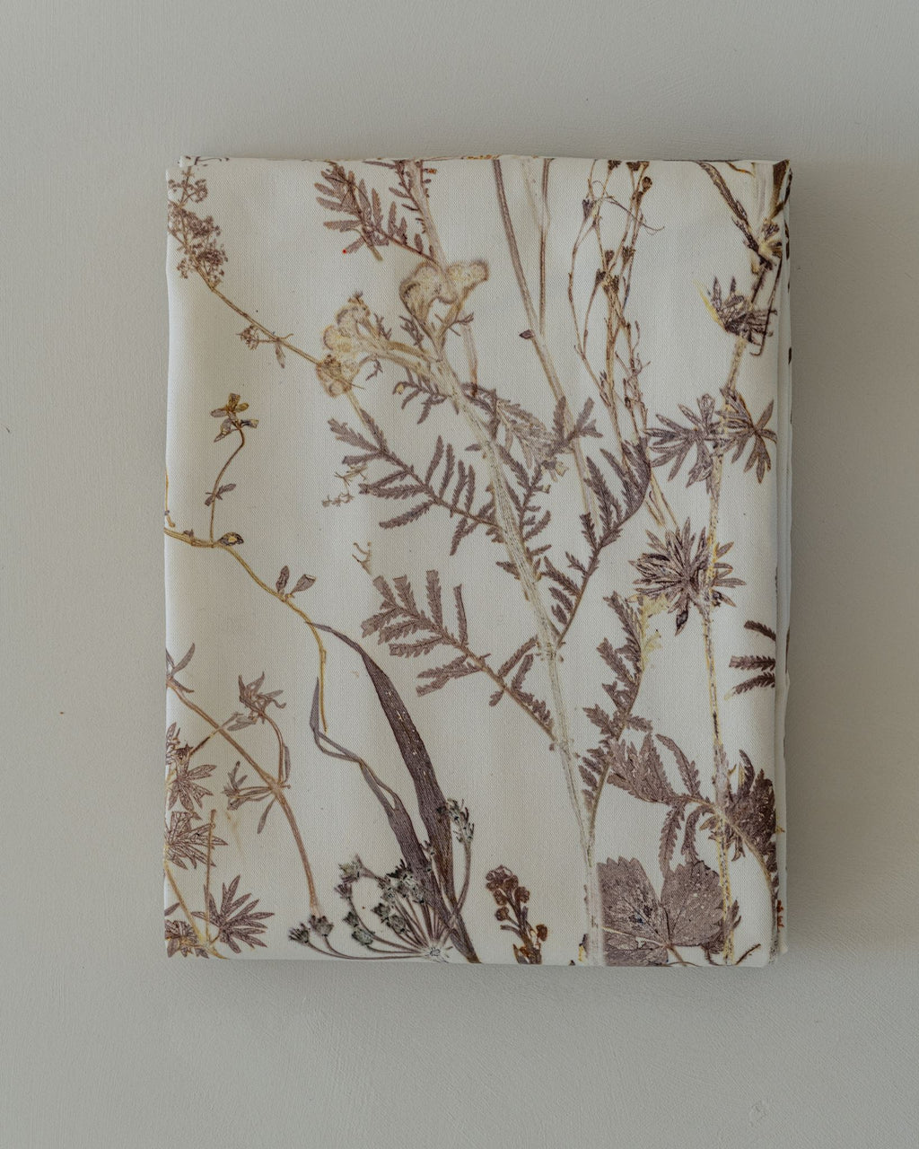 VON LINNÉ, Table Linen, Center Piece, Pale Purple