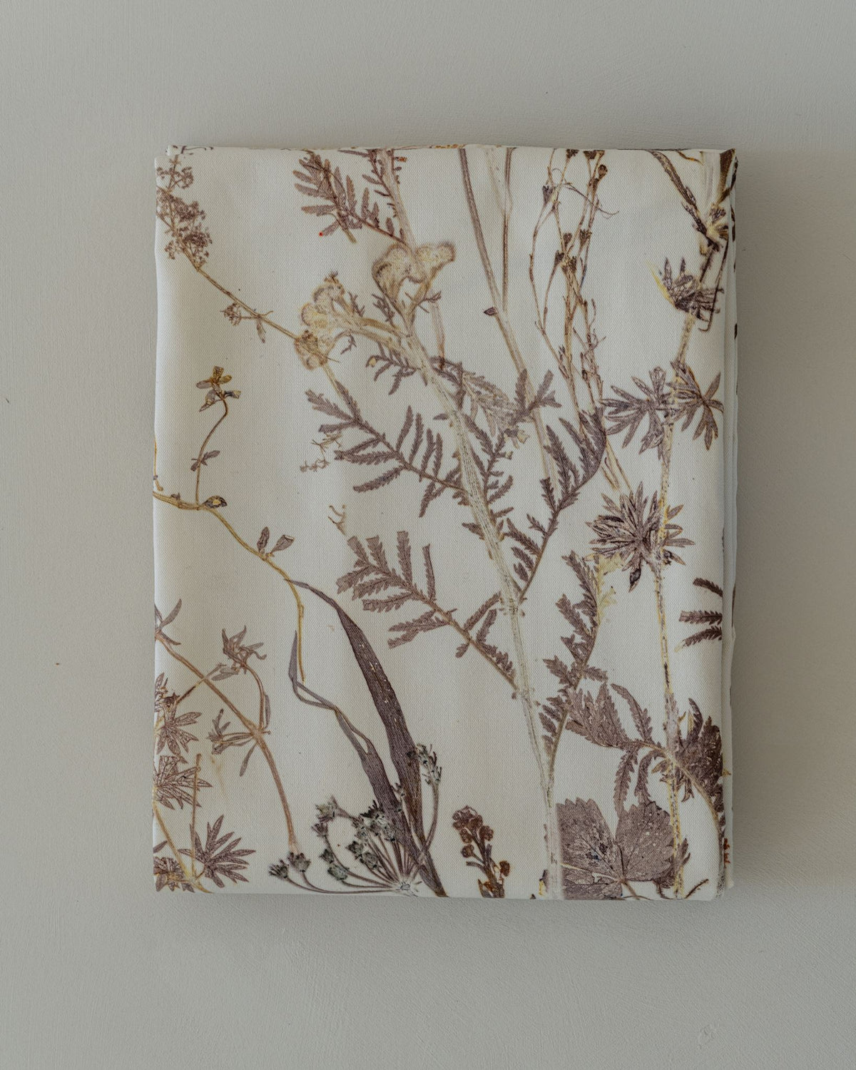 VON LINNÉ, Table Linen, Center Piece, Pale Purple
