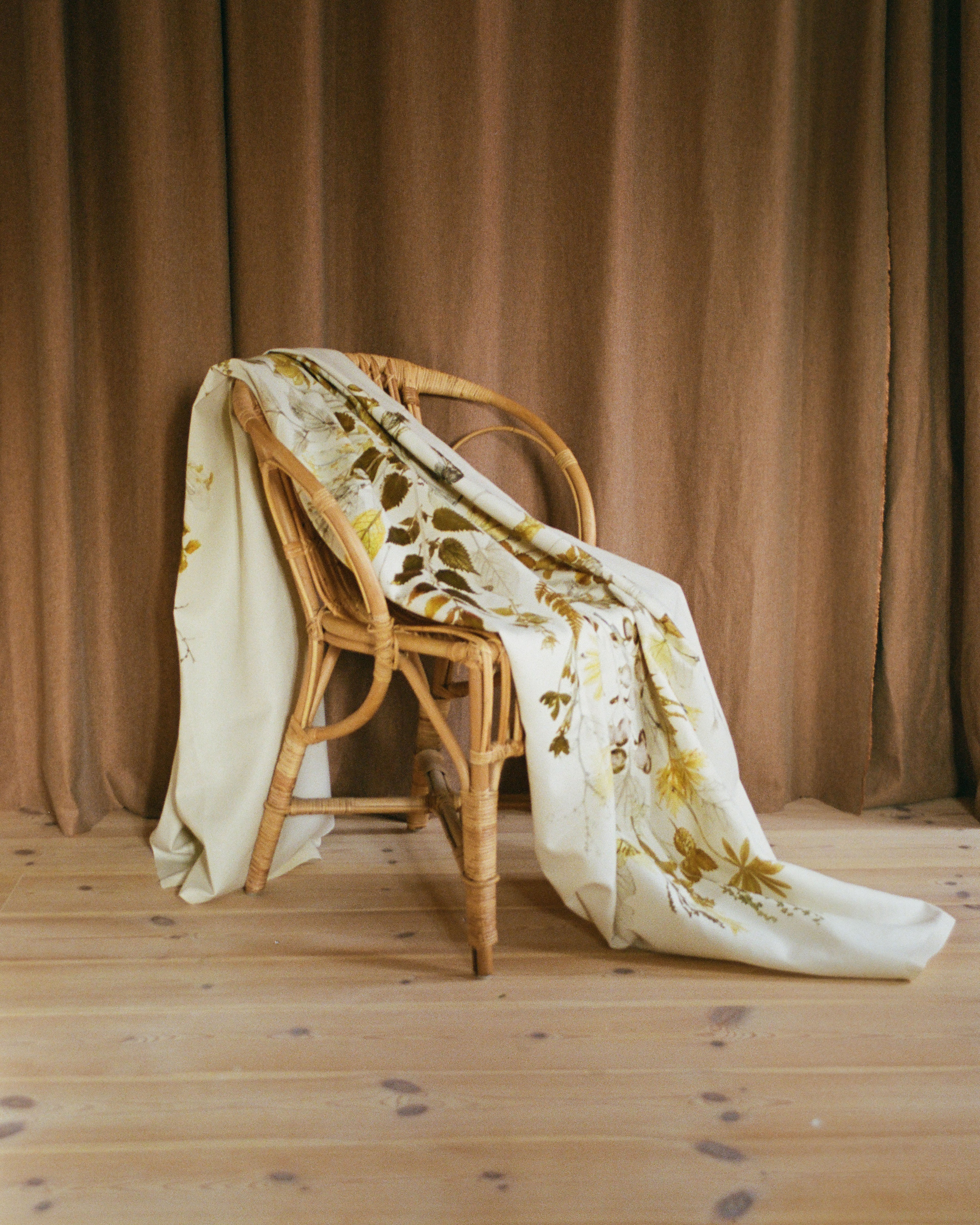 VON LINNÉ, Table Linen, Line of Leaves, Citrus Tones, Large
